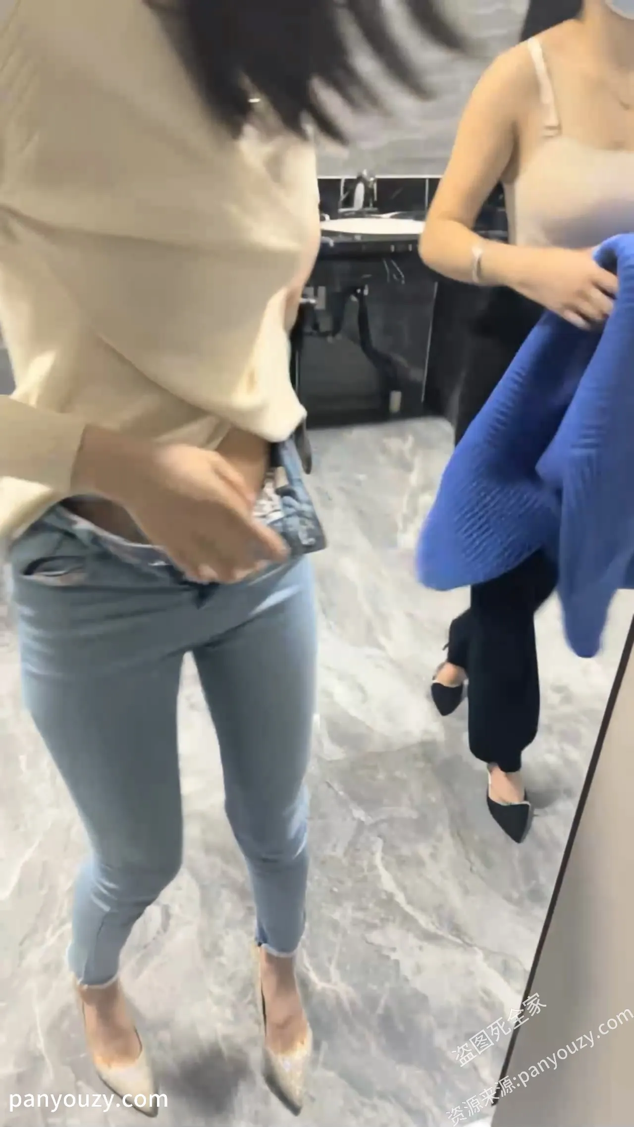 图片[11]-【公厕4P换妻聚会】颜值夫妻，找个公厕轮流无套互操对方老婆，场面极度刺激！-山相欢迎您！